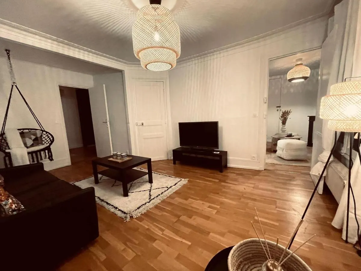 Chic Apartment On The Famous Shopping Rue Du Faubourg Saint-Honore Street contacts