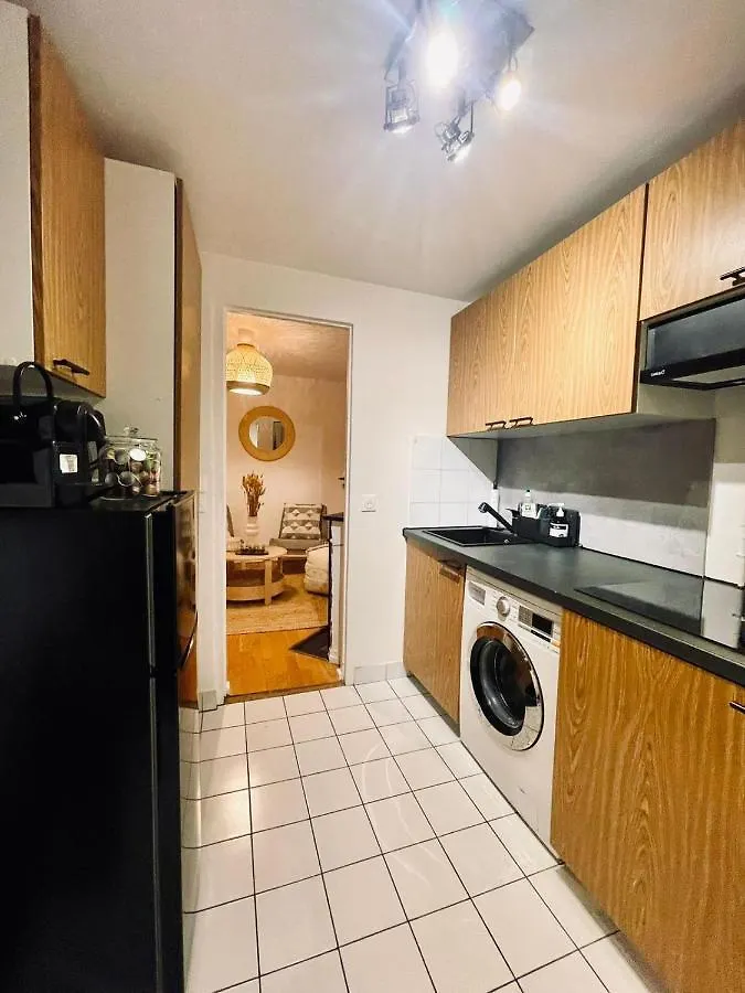 Chic Apartment On The Famous Shopping Rue Du Faubourg Saint-Honore Street Paris