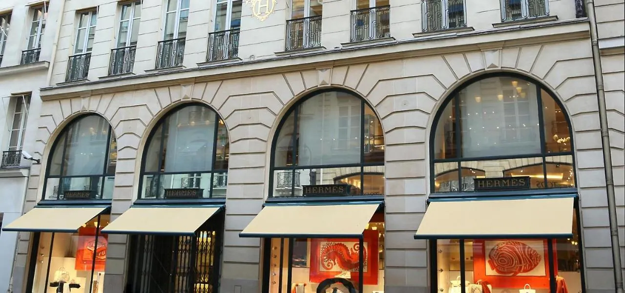 Chic Apartment On The Famous Shopping Rue Du Faubourg Saint-Honore Street Paris France