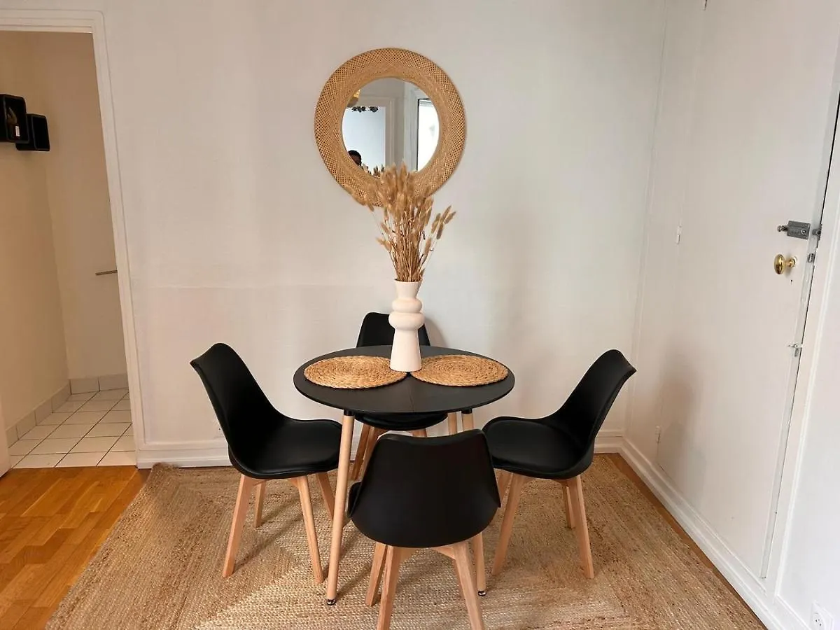 Chic Apartment On The Famous Shopping Rue Du Faubourg Saint-Honore Street Paris